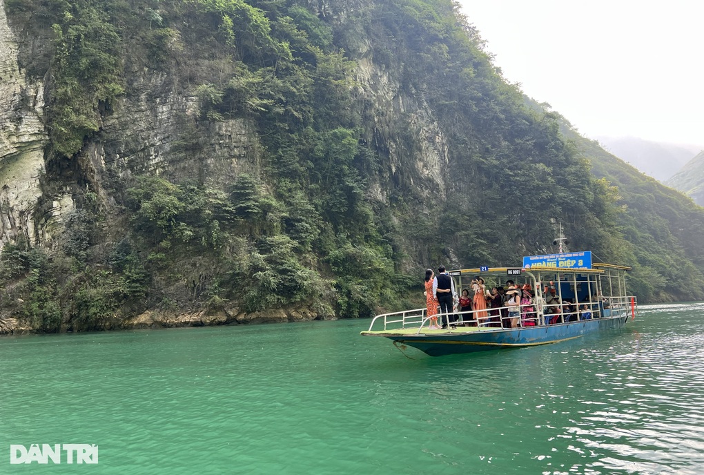 Lướt thuyền khám phá vẻ đẹp của hẻm vực độc đáo nhất Việt Nam - 10 Lướt thuyền khám phá vẻ đẹp của hẻm vực độc đáo nhất Việt Nam - 10