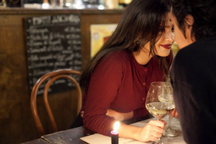 Đàn ông ngoại tình về nhà bỏ nhân tình sau cánh cửa, đàn bà ngoại tình đặt hình bóng trong tim