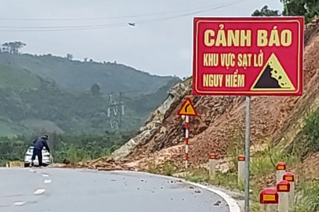 Lũ ống càn quét, đất, nước, cây rừng rơi xuống lấp dần quốc lộ - 7 Lũ ống càn quét, đất, nước, cây rừng rơi xuống lấp dần quốc lộ - 7