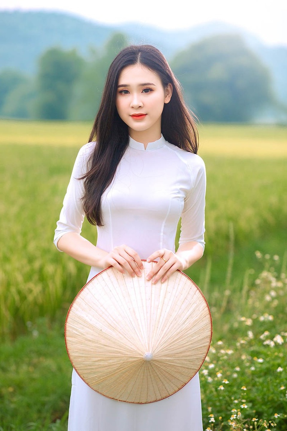 Những “thiên thần áo dài” khiến dân mạng “nguyện trao tim” (P2) - 3 Những “thiên thần áo dài” khiến dân mạng “nguyện trao tim” (P2) - 3