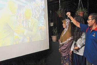 Cả làng của cầu thủ ghi bàn đẹp nhất năm 2016 tổ chức ăn mừng xuyên đêm