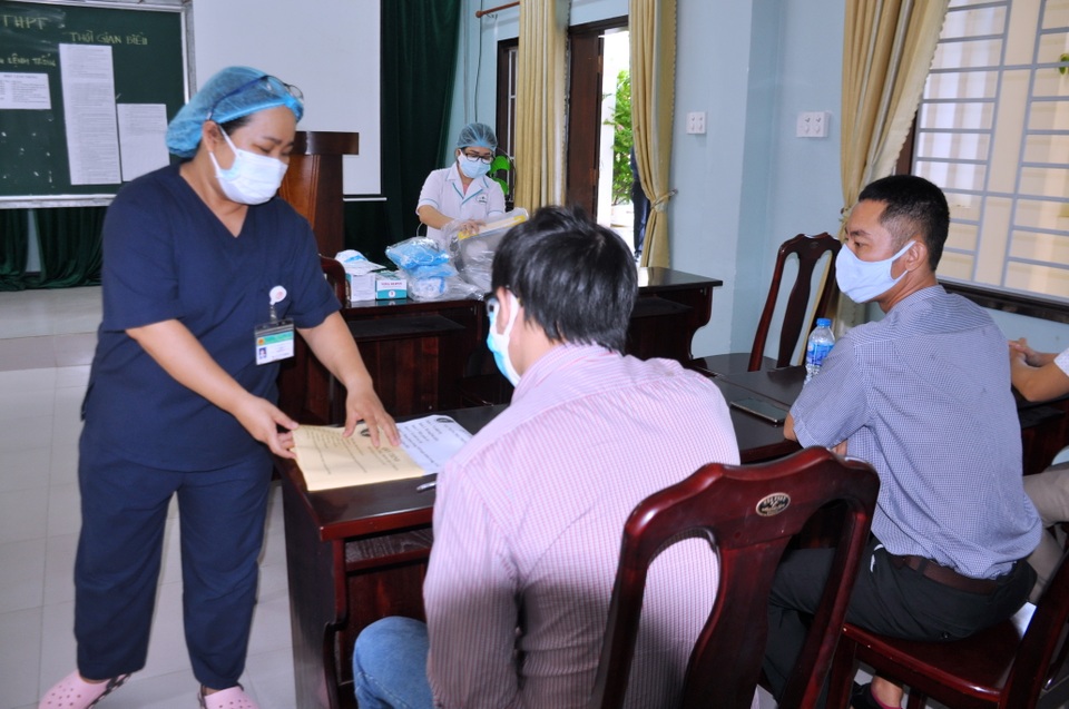 Cán bộ coi thi mặc đồ bảo hộ ở điểm thi tốt nghiệp của thí sinh diện F1, F2 - 4 Cán bộ coi thi mặc đồ bảo hộ ở điểm thi tốt nghiệp của thí sinh diện F1, F2 - 4