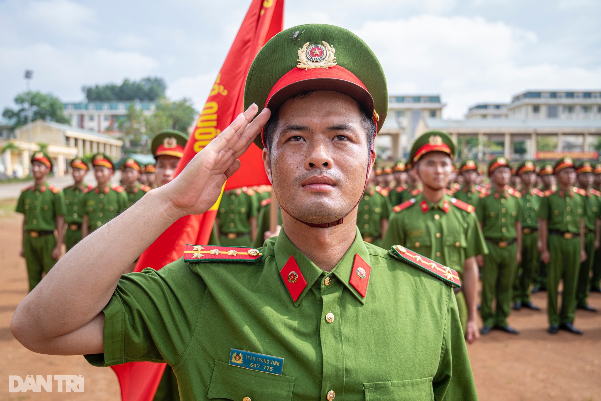 Đại uý 3 lần làm khối trưởng diễu binh kể chuyện vượt khó, vượt khổ - 9