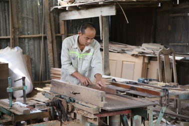 Thợ mộc "chạy sô" cả ngày lẫn đêm để kịp hàng Tết