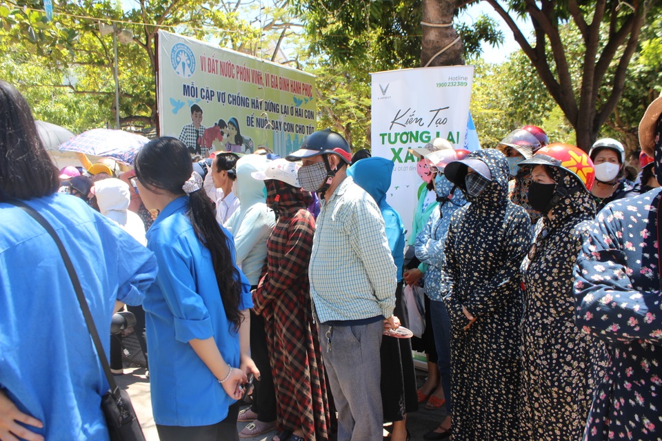 Hà Tĩnh: Phụ huynh “đội nắng” chờ sĩ tử thi lớp 10 - 5