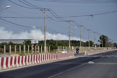 Cháy suốt 3 giờ tại bãi rác ven Sài Gòn