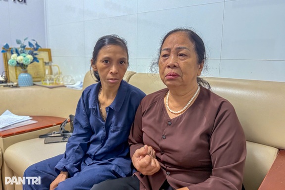 Mẹ già đau đớn vì mất con trai, con gái nhiễm chất độc da cam mắc ung thư