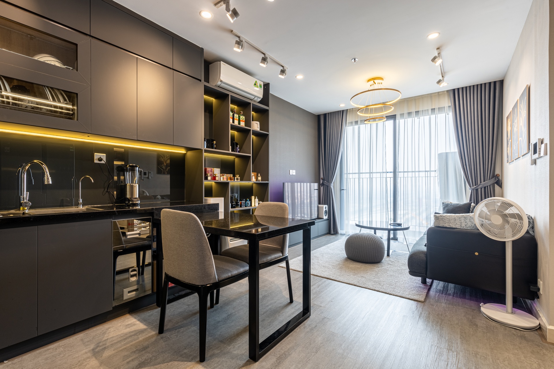 Căn hộ 43 m2 lạ mà sang với nội thất tông đen của chàng trai độc thân - 1 Căn hộ 43 m2 lạ mà sang với nội thất tông đen của chàng trai độc thân - 1