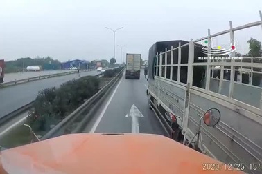 Xe tải lấn làn, tạt đầu gây va chạm với xe container rồi... bỏ đi