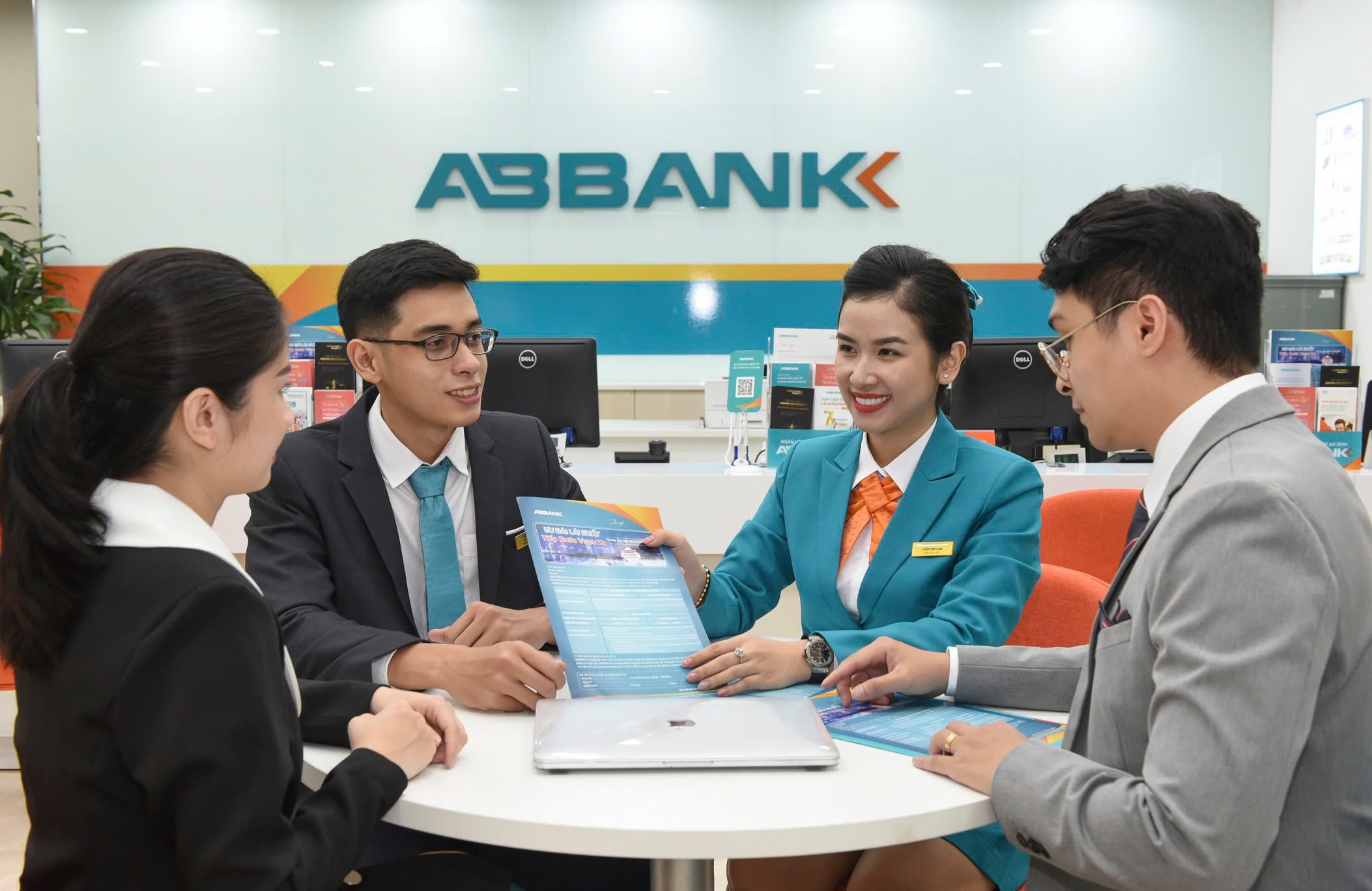 ABBANK promeut la transformation numérique et accompagne ses clients après la tempête - 4 ABBANK đẩy mạnh chuyển đổi số, hỗ trợ khách hàng sau bão - 4