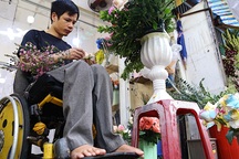 Vợ chồng khuyết tật mở tiệm hoa, thu về chục triệu đồng mỗi tháng