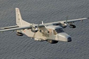 Máy bay hải quân Ấn Độ lao xuống biển, hai người mất tích