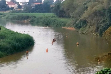 7 học sinh rủ nhau tắm sông, 2 em tử nạn