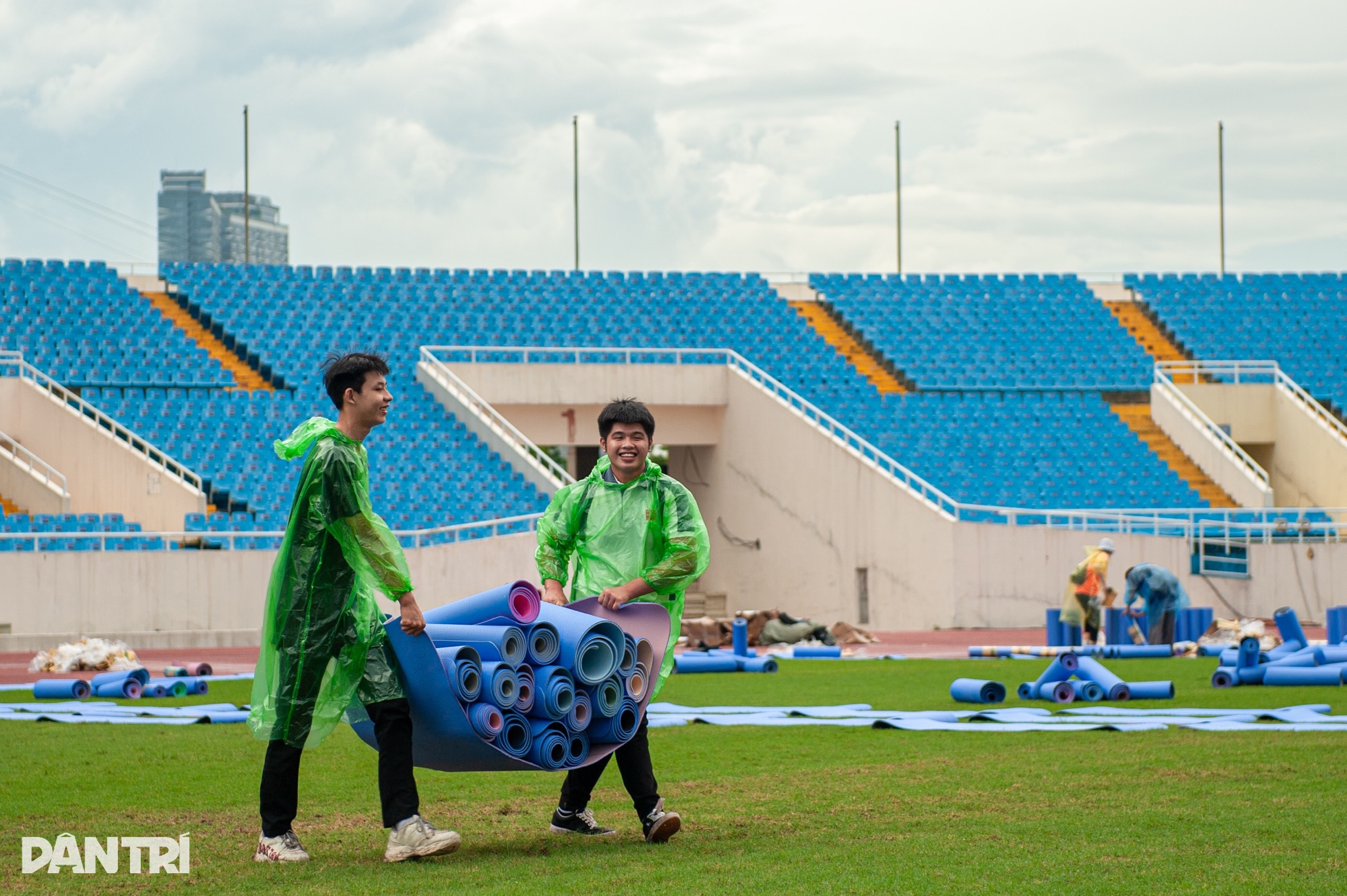 ເສື່ອໂຍຄະ 5,000 ຜືນກວມເອົາສະໜາມກິລາ My Dinh, ພ້ອມແລ້ວທີ່ຈະສ້າງສະຖິຕິການຝຶກໂຍຄະ - 6 5.000 thảm tập yoga phủ kín SVĐ Mỹ Đình, sẵn sàng lập kỷ lục đồng diễn yoga - 6