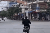 Người đi xe máy bị ô tô tải đâm ngã lăn giữa ngã tư