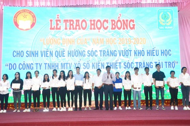 Trao học bổng “Lương Định Của” cho sinh viên hiếu học Sóc Trăng