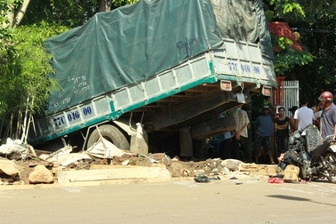 Xe tải tông 2 xe máy, 3 người thương vong