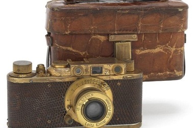 Chiếc máy ảnh cổ dát vàng có giá 58 tỉ đồng