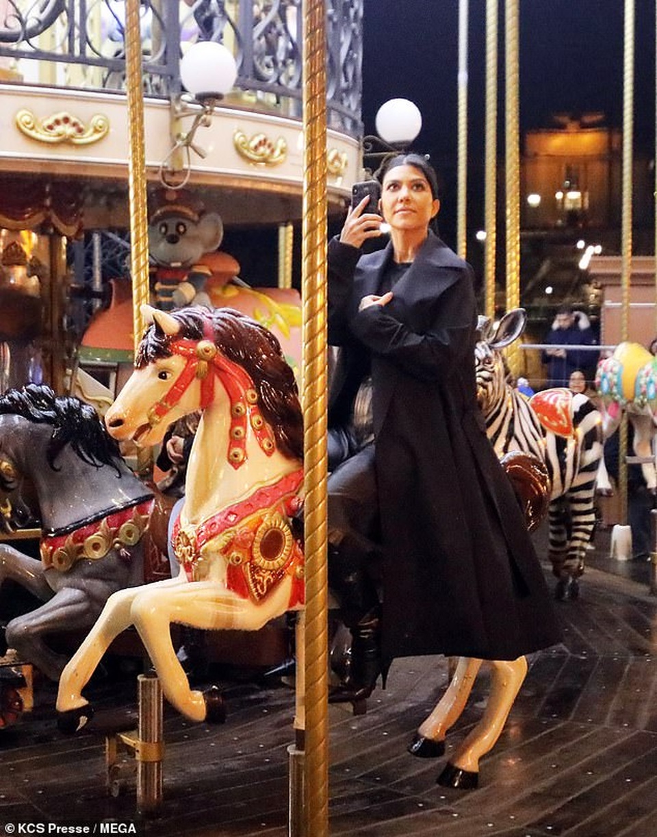 Kourtney Kardashian mặc áo hở bạo đi chơi ở Paris - 7 Kourtney Kardashian mặc áo hở bạo đi chơi ở Paris - 7