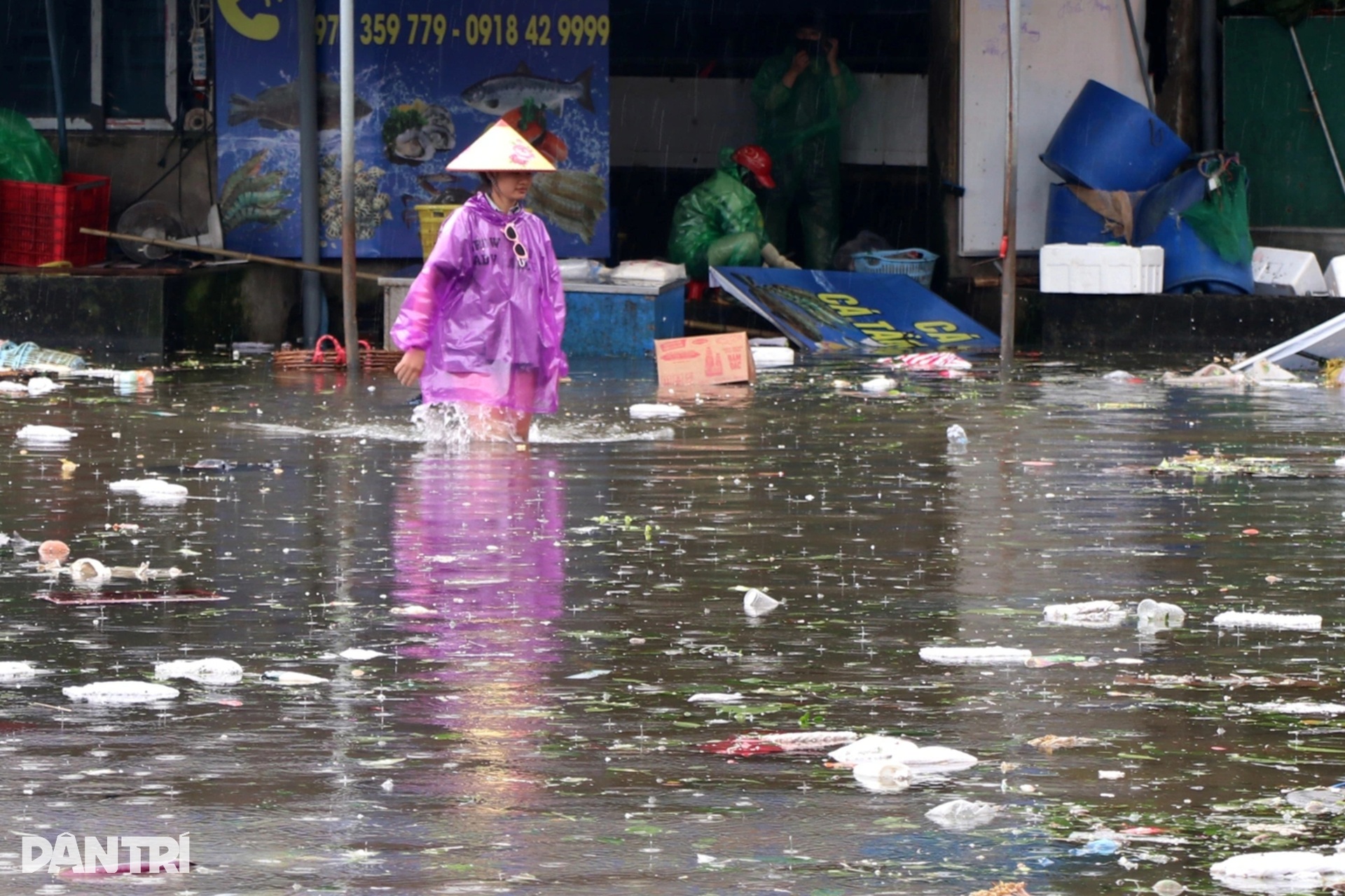 Tiểu thương chợ lớn nhất Nghệ An dầm mình trong nước nhặt từng cọng rau - 4 Tiểu thương chợ lớn nhất Nghệ An dầm mình trong nước nhặt từng cọng rau - 4
