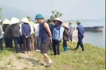 Tạm dừng khai thác mỏ cát trên sông Đà do người dân xua đuổi