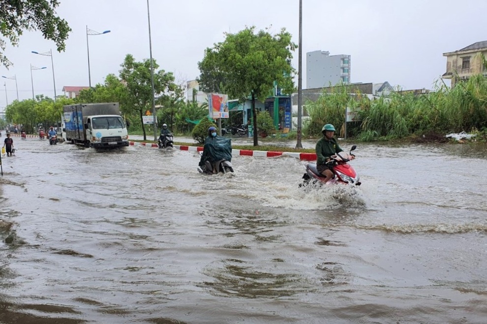 Covid-19 lại cộng dồn bão lũ thì rất khó khăn - 1 Covid-19 lại cộng dồn bão lũ thì rất khó khăn - 1