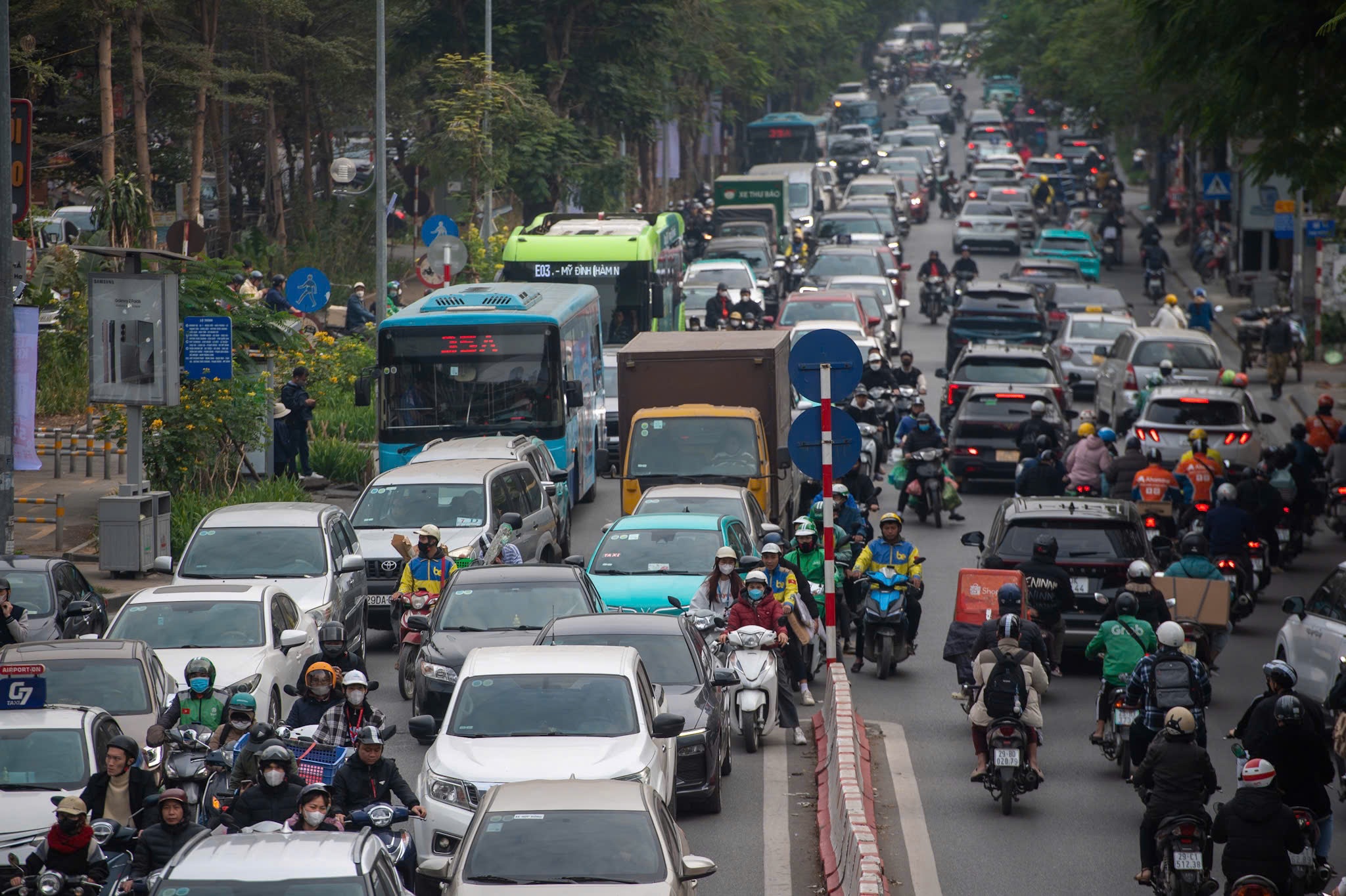 View - Ngoài giờ cao điểm: Hà Nội ùn tắc giữa trưa, xe cộ chen nhau tìm lối đi | Báo Dân trí