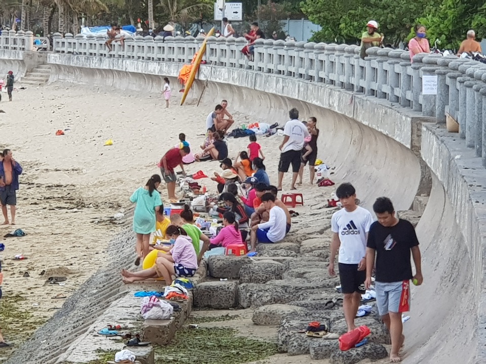 Nha Trang lập chốt, yêu cầu người dân không tụ tập trên bãi biển - 1 Nha Trang lập chốt, yêu cầu người dân không tụ tập trên bãi biển - 1
