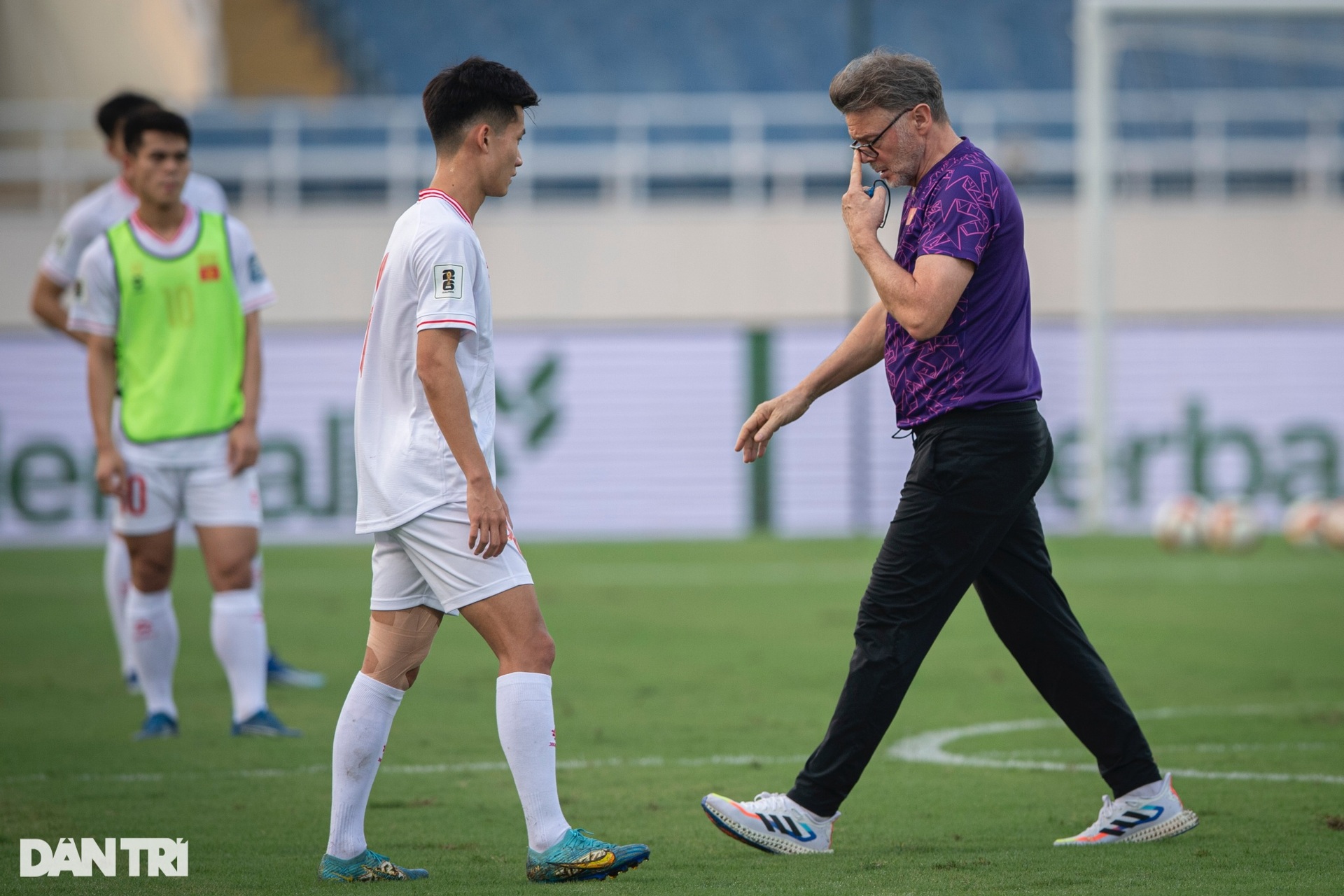 HLV Troussier căng thẳng, liên tục dừng buổi tập của tuyển Việt Nam - 7 HLV Troussier căng thẳng, liên tục dừng buổi tập của tuyển Việt Nam - 7