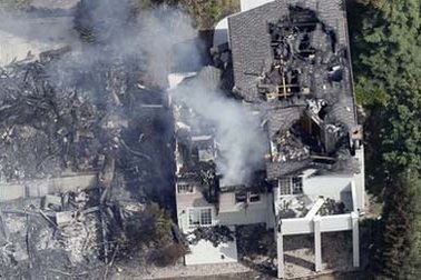 Mỹ: “Biển lửa” xoá sổ gần 350 căn nhà, 1 người chết cháy