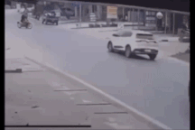 Tránh xe máy, nữ tài xế lao ô tô vào nhà dân tông cháu bé tử vong