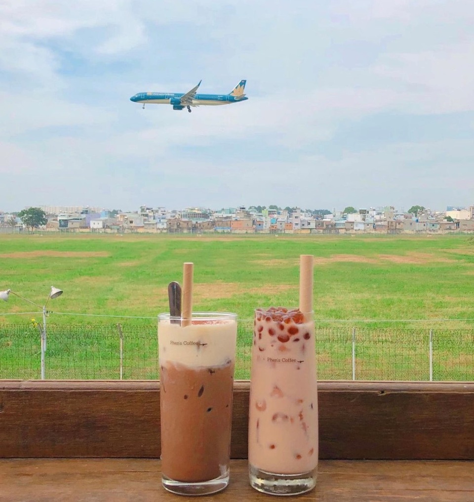 Hai quán cà phê có view ngắm máy bay lướt ngang qua đầu ở Sài Gòn - 3 Hai quán cà phê có view ngắm máy bay lướt ngang qua đầu ở Sài Gòn - 3