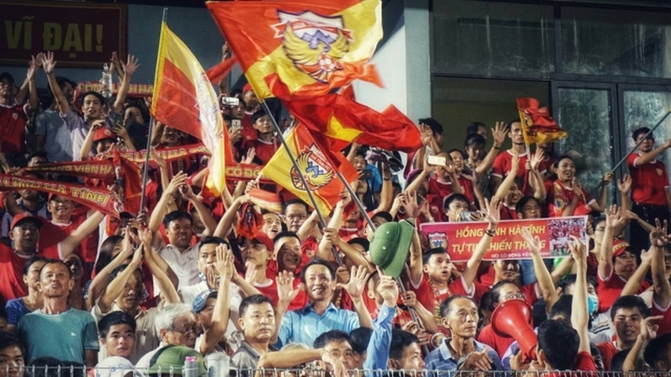 Báo Thái lại choáng với hình ảnh và số lượng khán giả tại V-League - 4 Báo Thái lại choáng với hình ảnh và số lượng khán giả tại V-League - 4