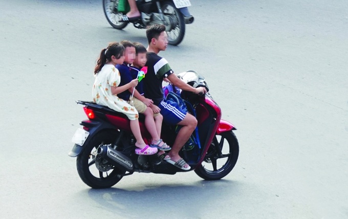 Trẻ em không được đội mũ bảo hiểm khi tham gia giao thông hoàn toàn do ý thức của cha mẹ.