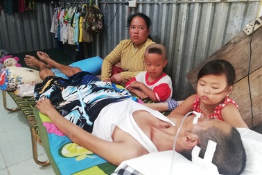 Cha nằm liệt giường vì tai nạn giao thông, 2 con thơ mịt mù tương lai