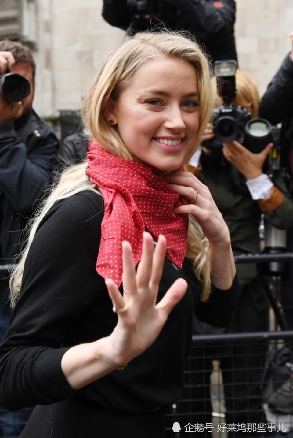 Johnny Depp và vợ cũ Amber Heard lại đối mặt tại toà - 4 Johnny Depp và vợ cũ Amber Heard lại đối mặt tại toà - 4