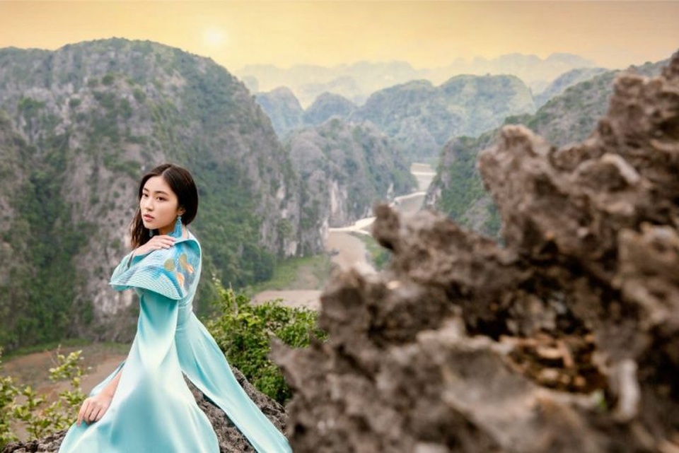 Đại sứ áo dài Việt Nam khoe bộ ảnh tuyệt đẹp trên đỉnh Hang Múa - 10 Đại sứ áo dài Việt Nam khoe bộ ảnh tuyệt đẹp trên đỉnh Hang Múa - 10