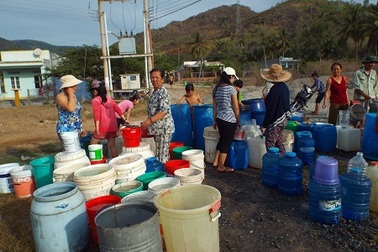 Cấp nước sinh hoạt miễn phí để “cứu” dân vì nắng hạn