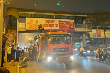 Vụ thanh niên nằm trên mái cầu vượt ở Hà Nội: Do trục trặc với vợ ngày 8/3?