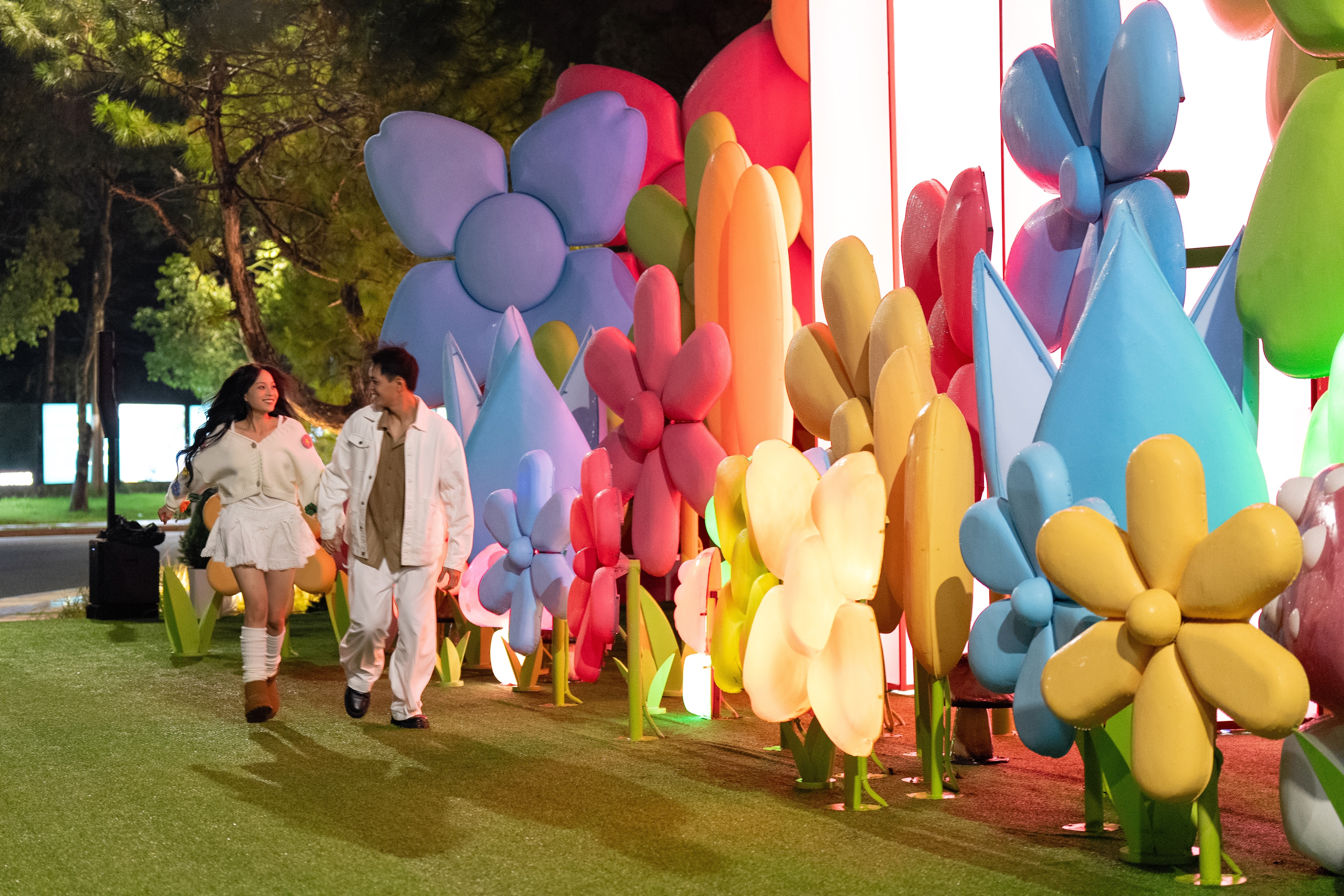 Νέοι κάνουν check-in στο δάσος με τα φωτεινά λουλούδια στο Ντα Λατ - 3 Giới trẻ check-in rừng hoa ánh sáng ở Đà Lạt - 3