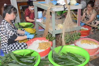 Gói bánh ú lá tre dịp Tết Đoan ngọ, một ngày làm, bỏ túi tiền triệu