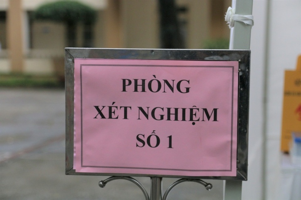 Nhiều người dân xếp hàng xét nghiệm nhanh Covid-19 trong 10 phút ở Hà Nội - 6 Nhiều người dân xếp hàng xét nghiệm nhanh Covid-19 trong 10 phút ở Hà Nội - 6