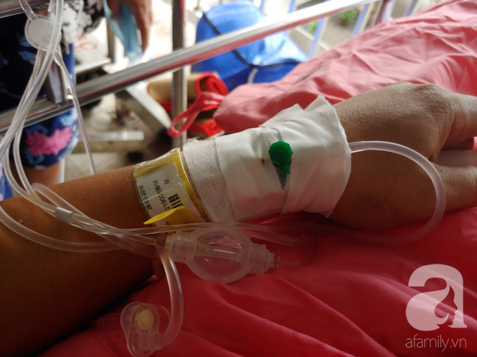 Người chồng bị liệt vì lao lực kiếm tiền nuôi vợ mù và 3 con nhỏ được ủng hộ 110 triệu đồng, đã xuất viện - Ảnh 3. Người chồng bị liệt vì lao lực kiếm tiền nuôi vợ mù và 3 con nhỏ được ủng hộ 110 triệu đồng, đã xuất viện - Ảnh 3.