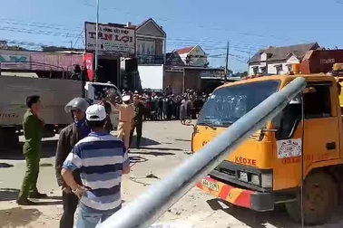 Hiện trường vụ tai nạn thảm khốc khiến ít nhất 5 người tử vong