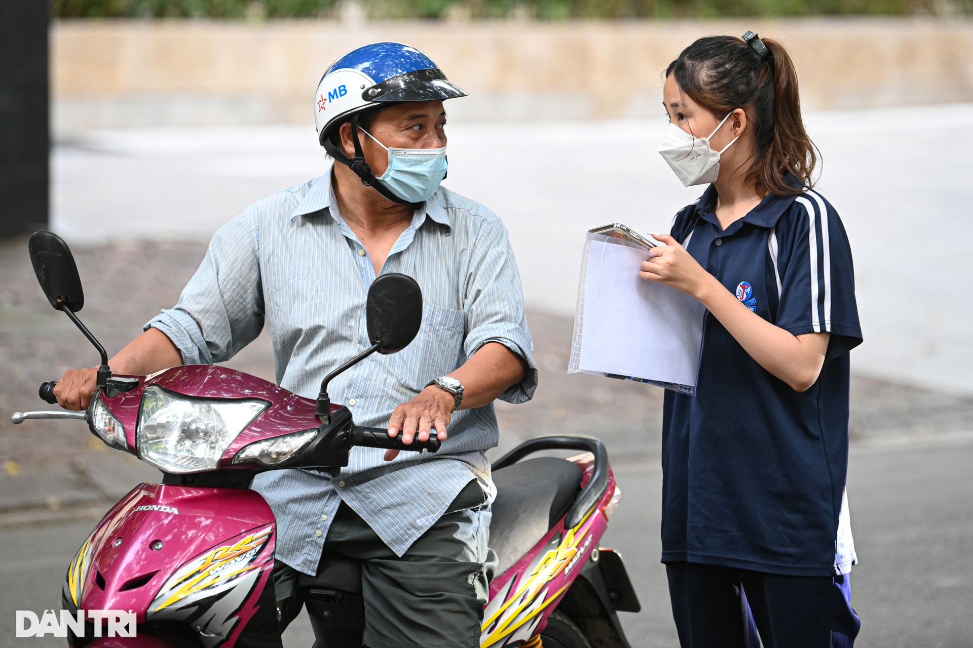 Phụ huynh tay bắt mặt mừng, ôm chầm lấy con khi kết thúc thi môn Ngữ văn - 9 Phụ huynh tay bắt mặt mừng, ôm chầm lấy con khi kết thúc thi môn Ngữ văn - 9