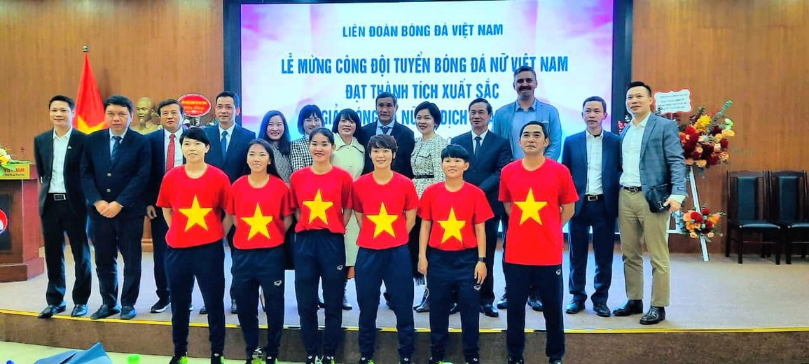 Trung tâm anh ngữ RES trao tặng đội tuyển bóng đá nữ Việt Nam 10.000 USD - 2 Trung tâm anh ngữ RES trao tặng đội tuyển bóng đá nữ Việt Nam 10.000 USD - 2