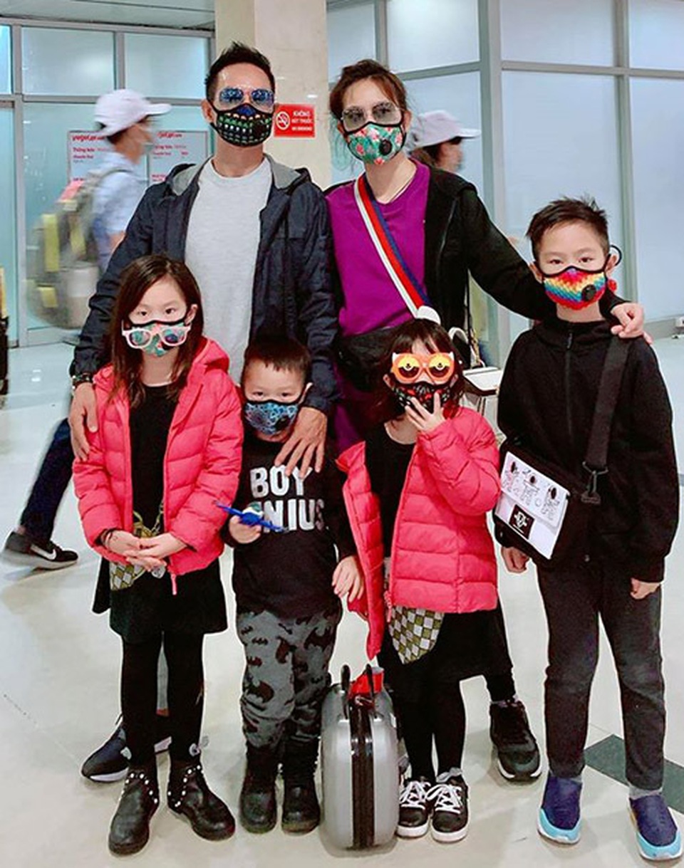 Sao Việt trang bị kín mít, phát khẩu trang miễn phí giữa đại dịch virus Corona - 5