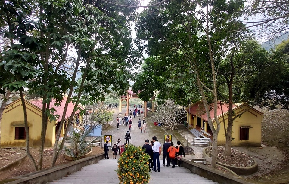 Những hình ảnh khác lạ trong ngày đầu năm mới tại đền chùa - 4 Những hình ảnh khác lạ trong ngày đầu năm mới tại đền chùa - 4