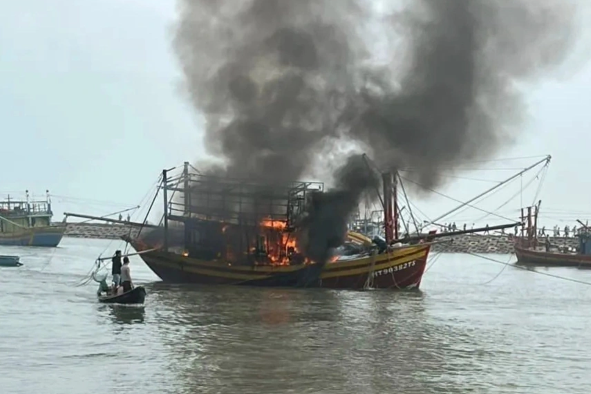 Tàu cá bốc cháy dữ dội, ngư dân thiệt hại hơn nửa tỷ đồng - 1