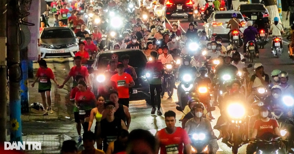 Hàng nghìn vận động viên chen chúc trên đường Nguyễn Trãi khi tham gia giải chạy tối 13/4 ở Cần Thơ (Ảnh: Bảo Kỳ).